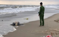 Thi thể nam giới nghi là người nước ngoài trôi dạt vào bờ biển Thanh Hóa