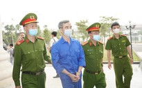 Cựu giám đốc BV Tim Hà Nội Nguyễn Quang Tuấn mặc áo xanh tới tòa trên xe đặc chủng