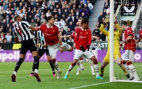 Thua Newcastle, Man United trượt dài ở giải Ngoại hạng