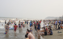 Bãi biển Sầm Sơn ken đặc người trước giờ khai hội 2023
