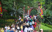 Người dân đổ về đền Hùng dâng hương trước ngày chính lễ