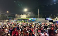 CLIP: Dòng người như nêm trên cầu Phú Cường đi về các tỉnh miền Tây