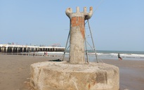 Những bàn tay khổng lồ gây tranh cãi tại khu du lịch biển nổi tiếng Thanh Hóa