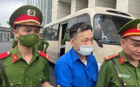 CLIP: Cựu chủ tịch, phó chủ tịch UBND Bình Thuận mặc áo xanh, đi dép lê tới tòa