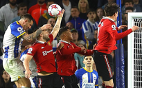 "Tội đồ" Luke Shaw giúp Brighton đòi nợ, Man United lỡ Top 3 Ngoại hạng Anh