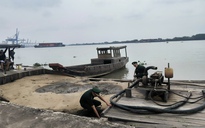 Phát hiện 4 người nghi hút cát trộm dưới sông Đồng Nai
