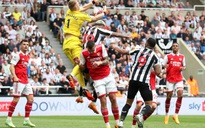 Newcastle và Man United gục ngã, Liverpool chờ hưởng lợi Top 4