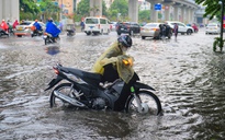 Hà Nội đón cơn mưa giải nhiệt bất chợt khiến nhiều tuyến phố ngập sâu