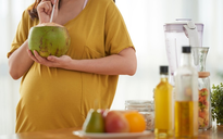 Khi mang thai uống nước dừa, ăn rau ngót được không?
