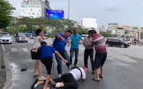 Khởi tố 2 người đàn ông hành hung phóng viên Đài Truyền hình Hà Nội