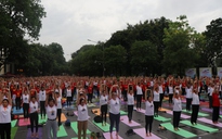 Hơn 1.000 người đồng diễn yoga gần Đền Bà Kiệu