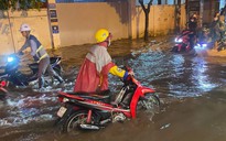 TP HCM: Mưa lớn gây ngập khắp nơi, người dân bì bõm đẩy xe