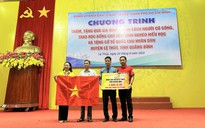Báo Người Lao Động trao tặng 2.000 lá cờ Tổ quốc và 20 suất học bổng