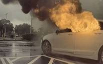 Mỹ: Mẹ để 2 con nhỏ trong ôtô rồi đi trộm cắp, xe bốc cháy dữ dội