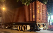 Sau âm thanh lớn, 1 người nằm chết cạnh xe container ở TP HCM