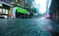 Vì sao nhiều tuyến phố Hà Nội ngập sâu sau cơn mưa lớn chiều 31-7?