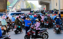 Cận cảnh giao thông hỗn loạn khi dựng thêm "lô cốt" trên đường Nguyễn Trãi