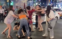 TP HCM: Xôn xao clip nhóm nam nữ đánh nhau trên phố Bùi Viện