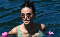 Minh tinh Demi Moore “nhí nhảnh” với bikini ở tuổi 60