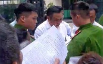 Chủ tịch Hà Nội Trần Sỹ Thanh tận tay nhận đơn thư khiếu nại, tố cáo của người dân