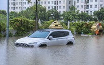 Nhiều đường phố Hà Nội ngập sâu sau trận mưa lớn