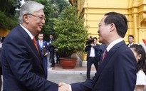 Chủ tịch nước Võ Văn Thưởng nồng ấm bắt tay đón Tổng thống Kazakhstan