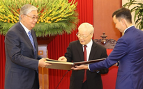 Tổng thống Kazakhstan tặng Tổng Bí thư Nguyễn Phú Trọng album ảnh Chủ tịch Hồ Chí Minh