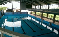 Vụ nam sinh lớp 9 tử vong trong bể bơi: Giáo viên bơi lội mải dùng điện thoại