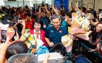HLV Mai Đức Chung cùng nữ tuyển thủ rạng ngời trở về sau hành trình World Cup lịch sử