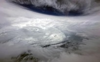 Đám mây bão khổng lồ của siêu bão Saola áp sát Hồng Kông - Trung Quốc