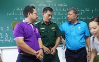 Giám đốc Sở GD-ĐT TP HCM "trao đổi nghiệp vụ" với thầy giáo quân hàm xanh