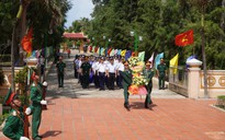 Đoàn công tác chương trình Trăng thu biên cương dâng hương Anh hùng liệt sĩ tại huyện đảo Phú Quý