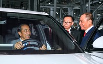 Tỉ phú Phạm Nhật Vượng cầm lái đưa Tổng thống Indonesia thăm nhà máy VinFast