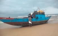 Phát hiện "tàu ma" trôi dạt vào bờ biển Quảng Bình