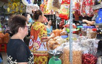 Hào hứng thưởng thức món ăn 3 miền tại chợ Nguyễn Tri Phương
