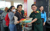 Báo Người Lao Động phối hợp trao cờ Tổ quốc, quà Tết cho đồng bào vùng xa tỉnh Bình Thuận