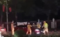 VIDEO: Bị kiểm tra nồng độ cồn, tài xế lao ôtô vào CSGT rồi bỏ chạy