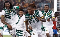 Cựu vô địch Algeria bị loại sốc, Cameroon lách qua vòng bảng AFCON