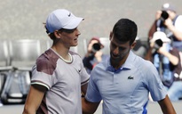 Sinner thắng Djokovic để sánh vai Nadal, Federer, vào chung kết Úc mở rộng