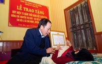 Trao tặng Huy hiệu 75 năm tuổi Đảng cho một Mẹ Việt Nam anh hùng tròn 100 tuổi