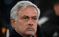 HLV Mourinho lần thứ 2 bị thẻ đỏ trong mùa này