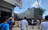 Tài xế container tử vong sau khi tông sập nhà dân