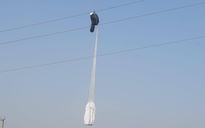 Người đàn ông nhảy dù bị mắc, treo lơ lửng trên đường điện cao thế 110 kV