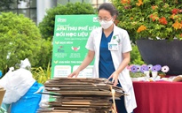 Bác sĩ, nhân viên y tế cùng nhau thu gom phế liệu tái chế