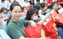 Công nhân làm việc xuyên Tết được lãnh đạo tỉnh Bình Dương tặng quà, lì xì