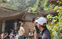 Dòng người "rồng rắn" về ngôi chùa thiêng ngàn năm tuổi