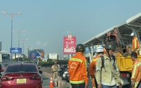 Khẩn trương khắc phục hiện trường tai nạn trên cầu Sài Gòn
