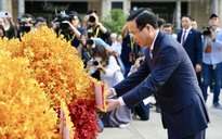 Chủ tịch nước Võ Văn Thưởng cùng kiều bào dâng hương, dâng hoa Chủ tịch Hồ Chí Minh