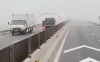 Tài xế điều khiển xe tải chạy ngược chiều trên cao tốc trong sương mù