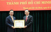 Bí thư Nguyễn Văn Nên nhận huy hiệu 45 năm tuổi Đảng